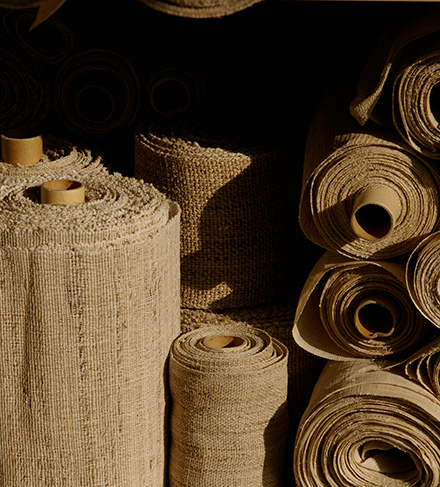 生地は良質の手びき手織りの本麻など、こだわりの染め下を使用。